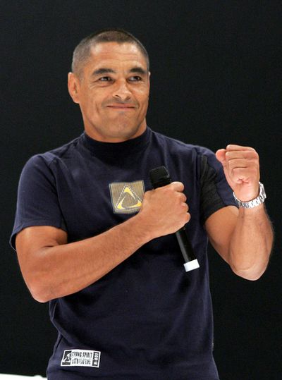 Rickson Gracie assiste à la conférence de presse