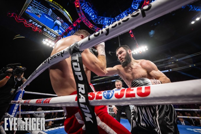 Artur Beterbiev remporte sa 20e victoire précoce lors de son 20e combat contre Callum Smith.