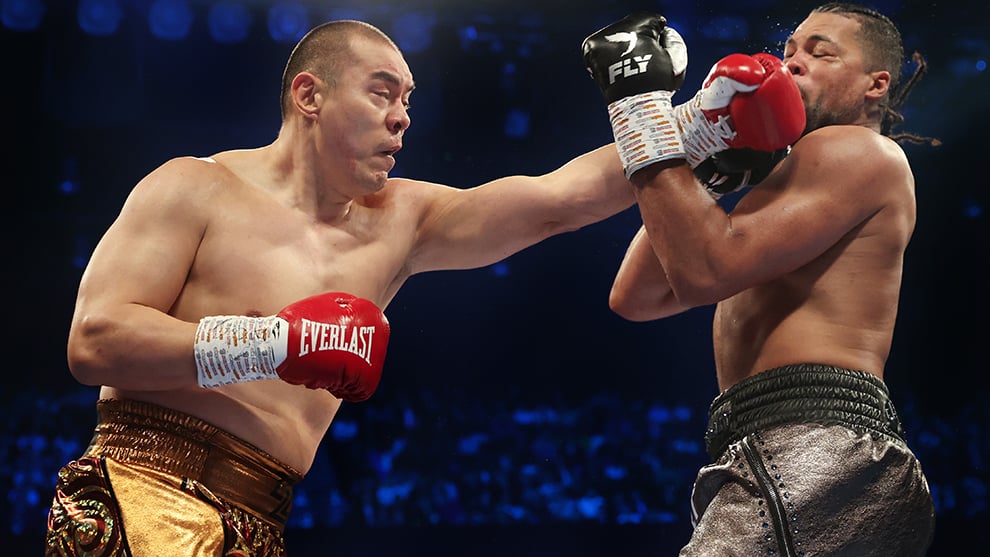 Zhilei Zhang pose sa main gauche sur Joe Joyce à la Copper Box Arena le 15 avril 2023 à Londres, Angleterre