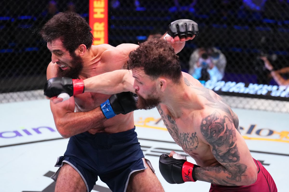 Mauricio Ruffy de l'UFC 301 échange des coups avec Raimond Magomedaliev sur la série Contender.