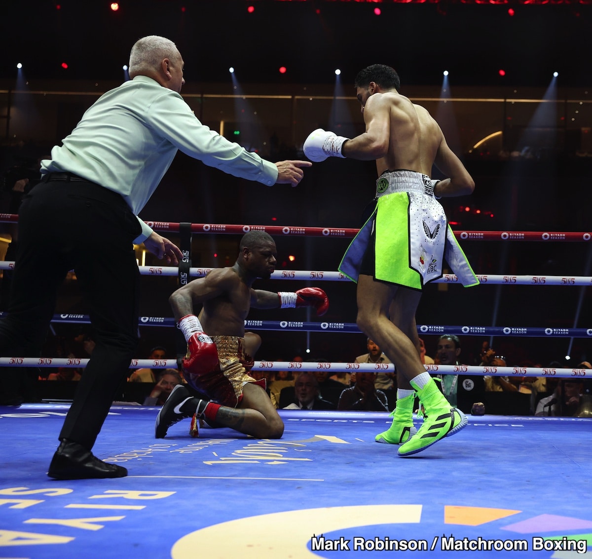 Image : Résultats de boxe : Hamzah Sheeraz démolit Ammo Williams dans WBC Middleweight Eliminator